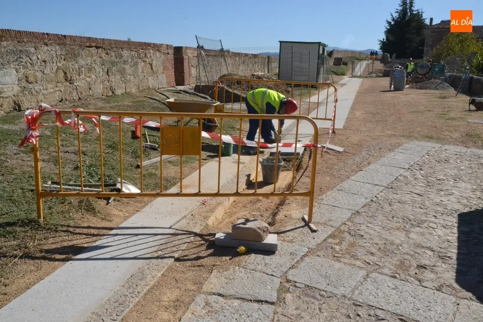 Foto 6 - Las obras del adarve reciben la visita de la entidad que las financia, Red El&eacute;ctrica Espa&ntilde;ola  