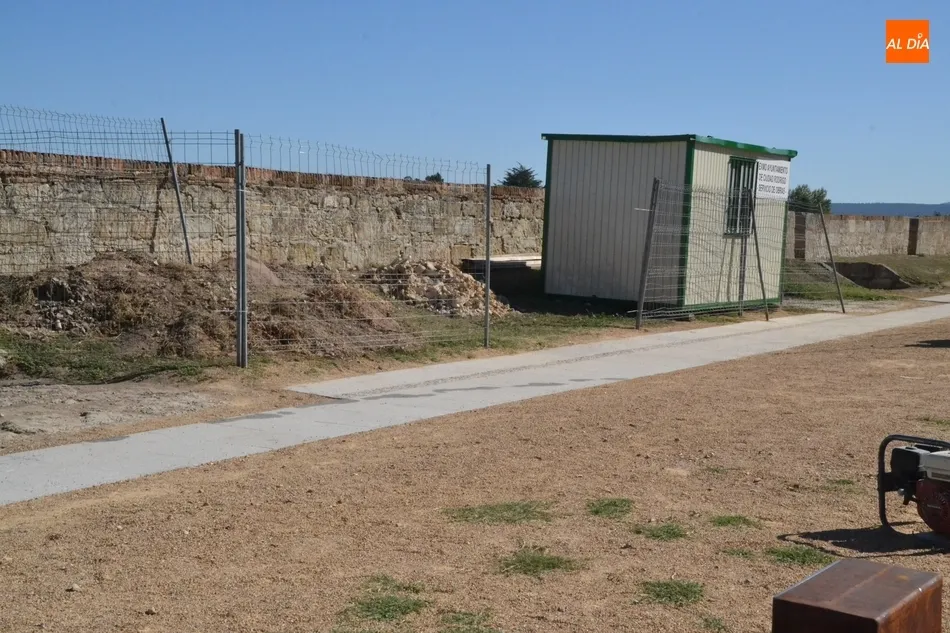 Foto 2 - Las obras del adarve reciben la visita de la entidad que las financia, Red El&eacute;ctrica Espa&ntilde;ola  