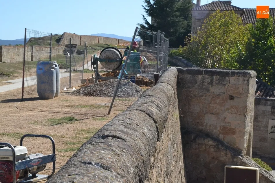 Foto 3 - Las obras del adarve reciben la visita de la entidad que las financia, Red El&eacute;ctrica Espa&ntilde;ola  