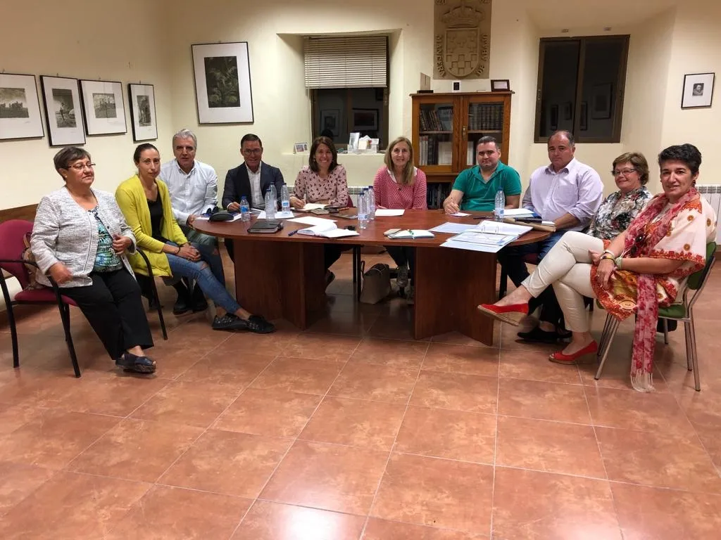 Autoridades presentes en la reunión de la Asociación De la Cuna al Sepulcro