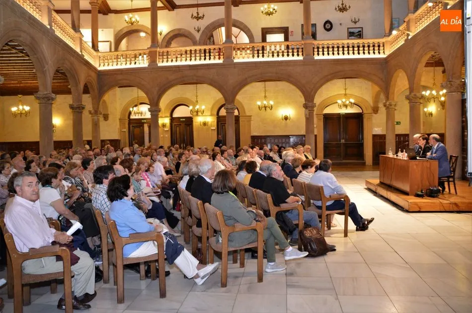 Foto 8 - Jes&uacute;s M&aacute;laga analiza en el Casino el reto que supone para Salamanca el cierre de conventos  