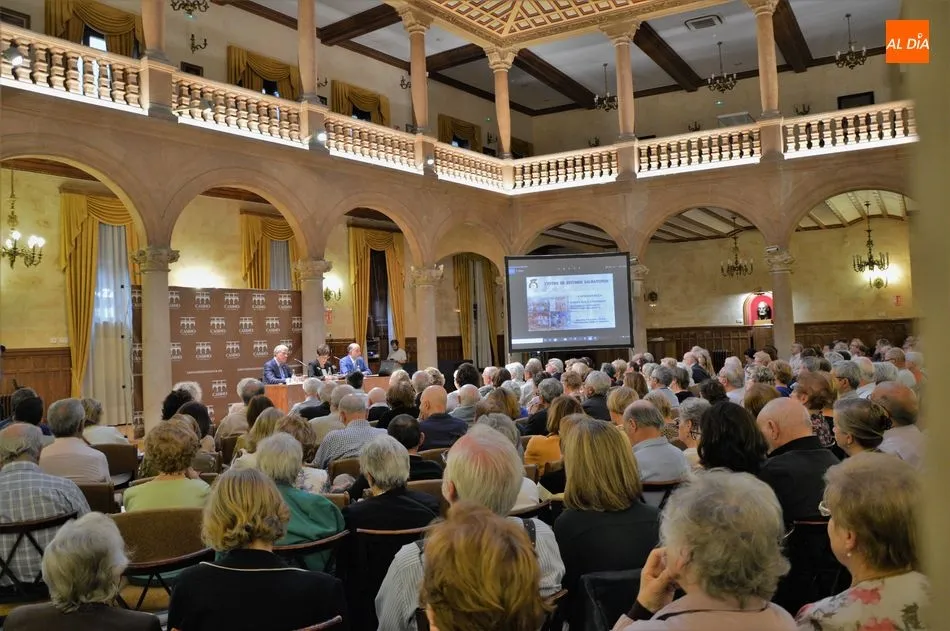 Foto 6 - Jes&uacute;s M&aacute;laga analiza en el Casino el reto que supone para Salamanca el cierre de conventos  