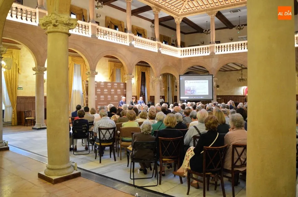 Foto 5 - Jes&uacute;s M&aacute;laga analiza en el Casino el reto que supone para Salamanca el cierre de conventos  