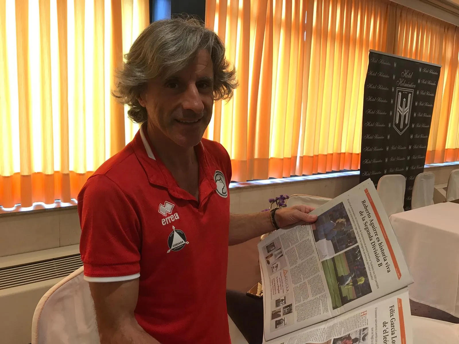 Roberto Aguirre posa con el periódico de papel de Salamanca al Día