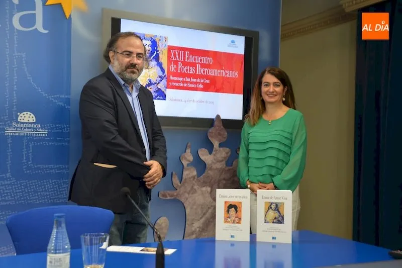 Alfredo Pérez Alencart y María Victoria Bermejo, concejala de Cultura, durante la presentación del acto / Lydia González
