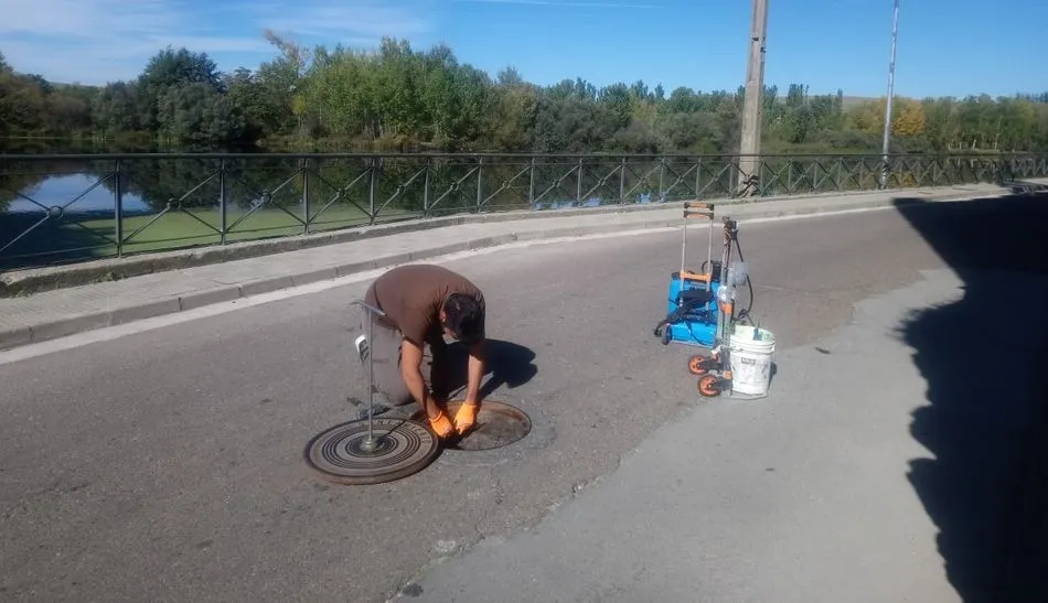 Trabajos de desratización y desinfectación en la red de alcantarillado