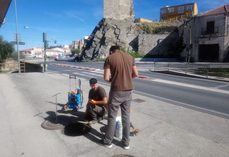 Foto 2 - Trabajos de desratizaci&oacute;n y desinfectaci&oacute;n en la red de alcantarillado