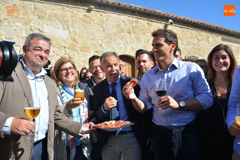 Foto 5 - Rivera propone en Salamanca "hablar m&aacute;s de educaci&oacute;n y menos de Franco y de sus huesos"