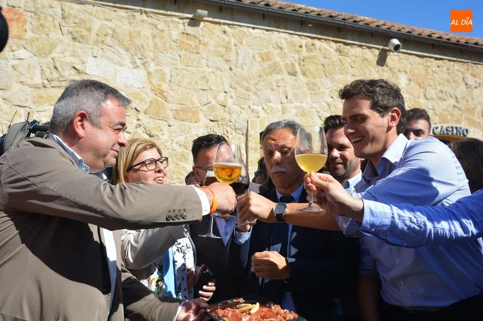 Foto 4 - Rivera propone en Salamanca "hablar m&aacute;s de educaci&oacute;n y menos de Franco y de sus huesos"