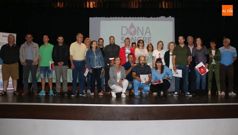 Grupo de donantes que recibieron sus respectivas distinciones este jueves en Vitigudino / CORRAL