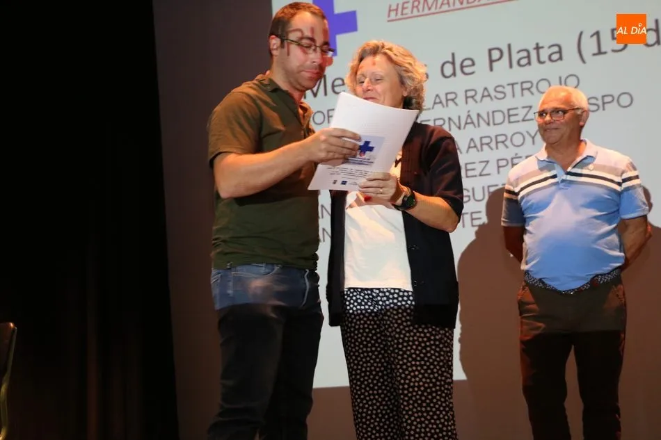 Foto 11 - La Hermandad de Donantes de Sangre entrega 25 medallas en Vitigudino  