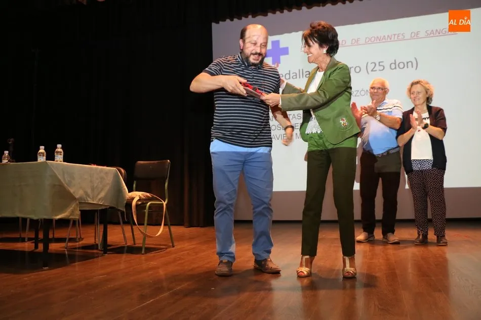 Foto 6 - La Hermandad de Donantes de Sangre entrega 25 medallas en Vitigudino  