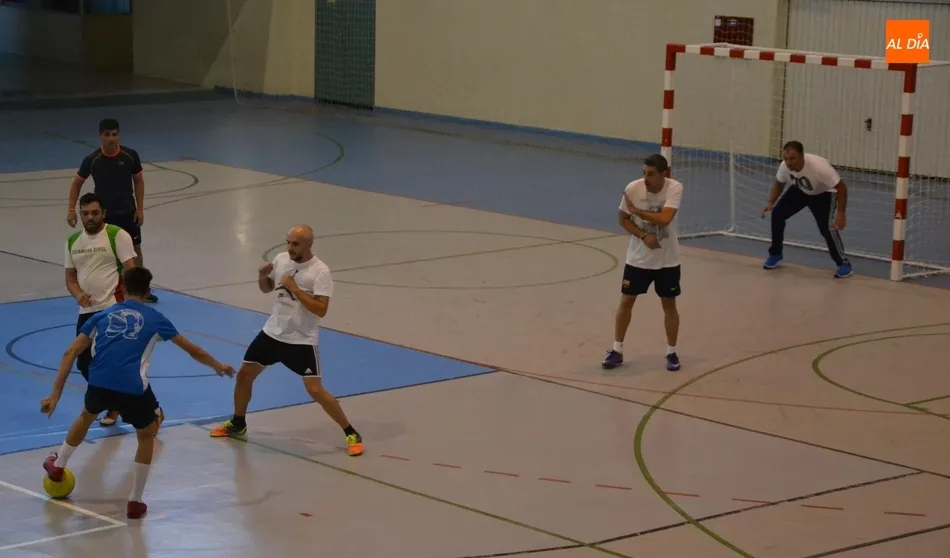 Foto 11 - Los Bomberos se adjudican el torneo organizado con motivo de la festividad de la Guardia Civil  