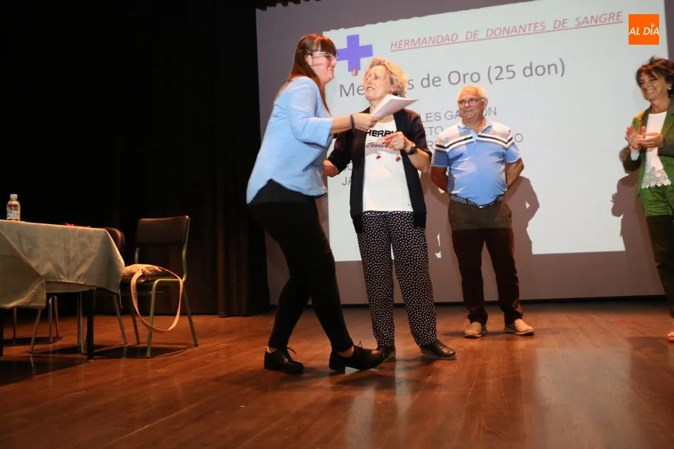 Foto 5 - La Hermandad de Donantes de Sangre entrega 25 medallas en Vitigudino  