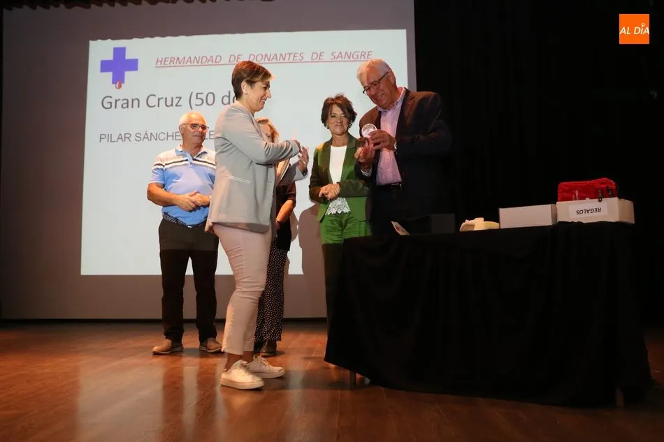 Foto 4 - La Hermandad de Donantes de Sangre entrega 25 medallas en Vitigudino  