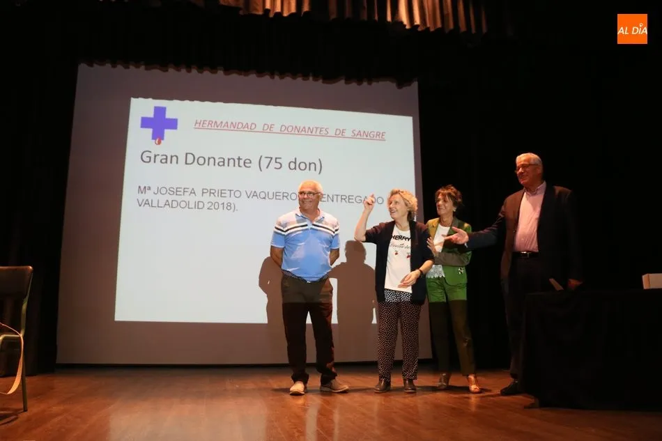 Foto 2 - La Hermandad de Donantes de Sangre entrega 25 medallas en Vitigudino  