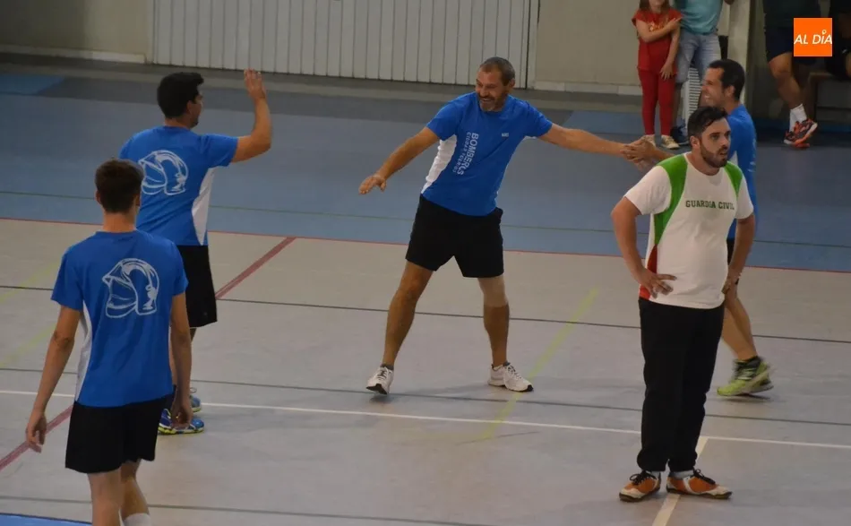 Foto 5 - Los Bomberos se adjudican el torneo organizado con motivo de la festividad de la Guardia Civil  