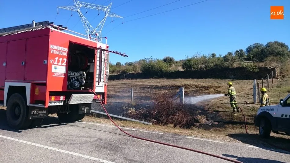 Foto 2 - Los bomberos de Vitigudino sofocan un incendio en Pere&ntilde;a de la Ribera  