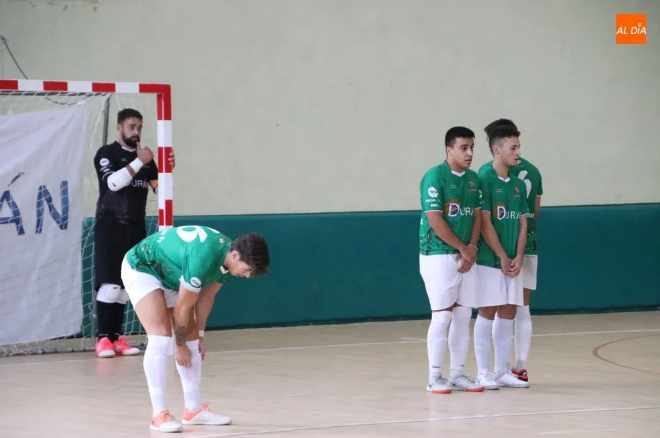 Los jugadores del Piensos Durán Albense defienden un ocasión a balón parado / Archivo