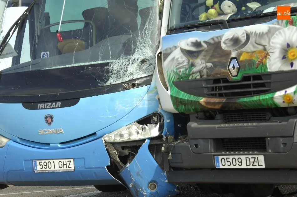 Foto 4 - Un cami&oacute;n impacta con un autob&uacute;s de transporte escolar que no realiz&oacute; correctamente un stop  