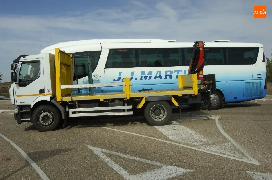 Foto 2 - Un cami&oacute;n impacta con un autob&uacute;s de transporte escolar que no realiz&oacute; correctamente un stop  