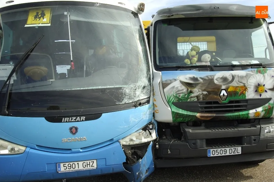 Foto 6 - Un cami&oacute;n impacta con un autob&uacute;s de transporte escolar que no realiz&oacute; correctamente un stop  