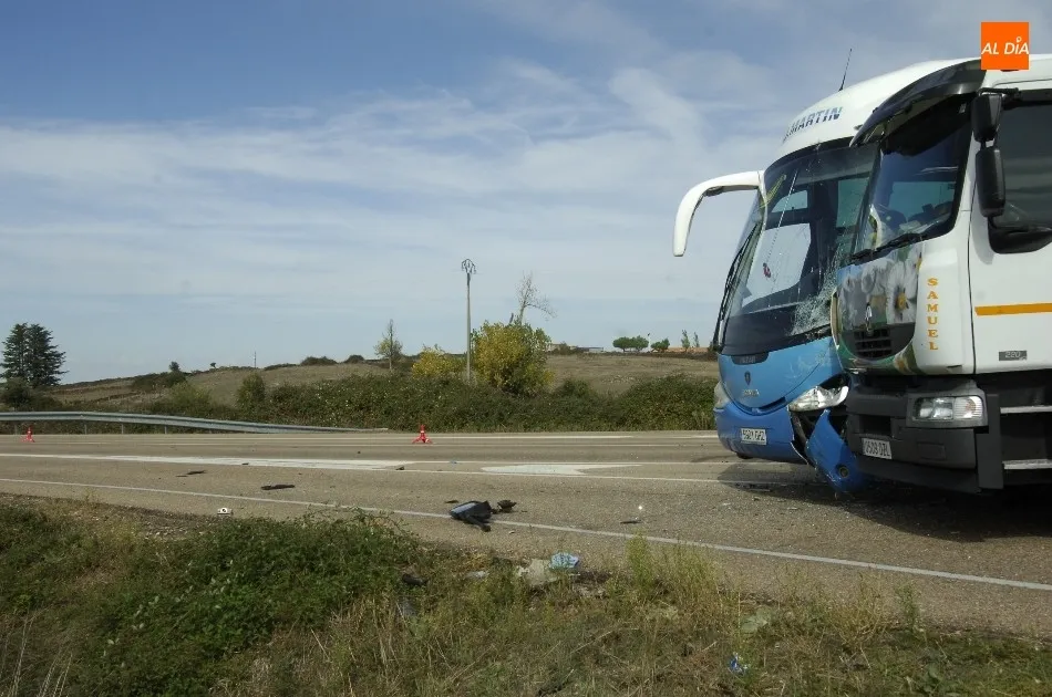 Foto 5 - Un cami&oacute;n impacta con un autob&uacute;s de transporte escolar que no realiz&oacute; correctamente un stop  