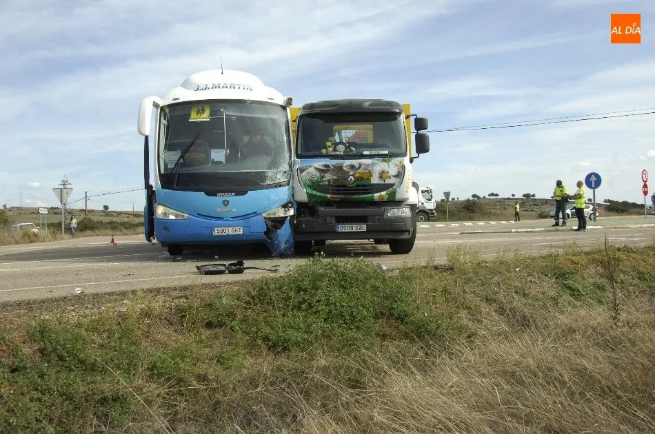 Foto 3 - Un cami&oacute;n impacta con un autob&uacute;s de transporte escolar que no realiz&oacute; correctamente un stop  