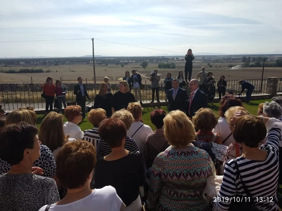 Foto 2 - Integrantes de Amanecer asisten a la conmemoraci&oacute;n provincial del D&iacute;a de la Mujer Rural  