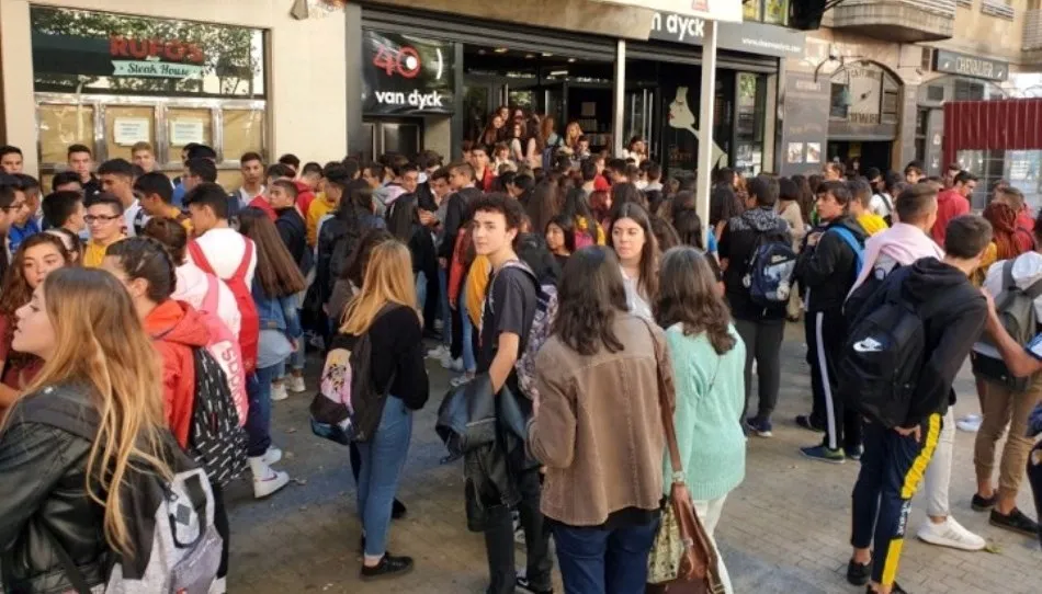 Alumnos del IES Mateo Hernández a la puerta de los cines Van Dyck en el paseo de Torres Villarroel