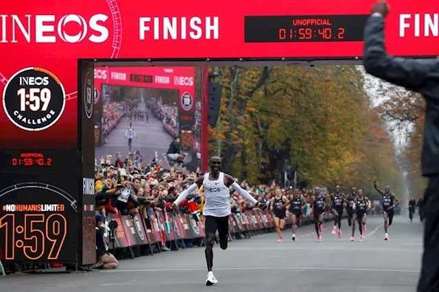 El atleta keniano Eliud Kipchoge se convierte en Viena en el primer hombre en completar un maratón en menos de dos horas / EP