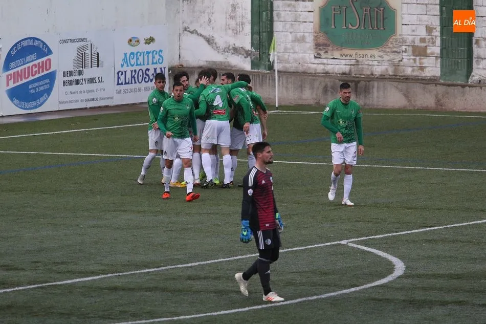 El Guijuelo celebra un gol mientras Sotres se lamenta el año pasado