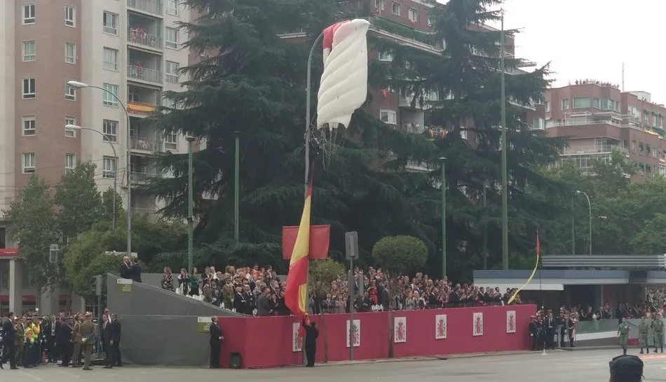 Foto 2 - El paracaidista que descend&iacute;a con la bandera de Espa&ntilde;a se queda enganchado de una farola
