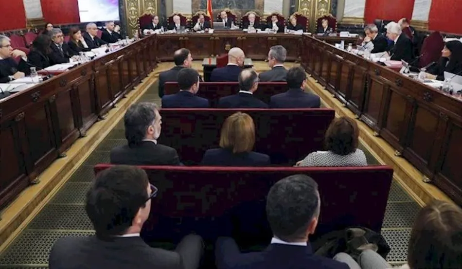Los doce líderes independentistas acusados por el proceso soberanista catalán que derivó en la celebración del 1-O y la declaración unilateral de independencia de Cataluña (DUI), en el banquillo del Tribunal Supremo al inicio del juicio del procés