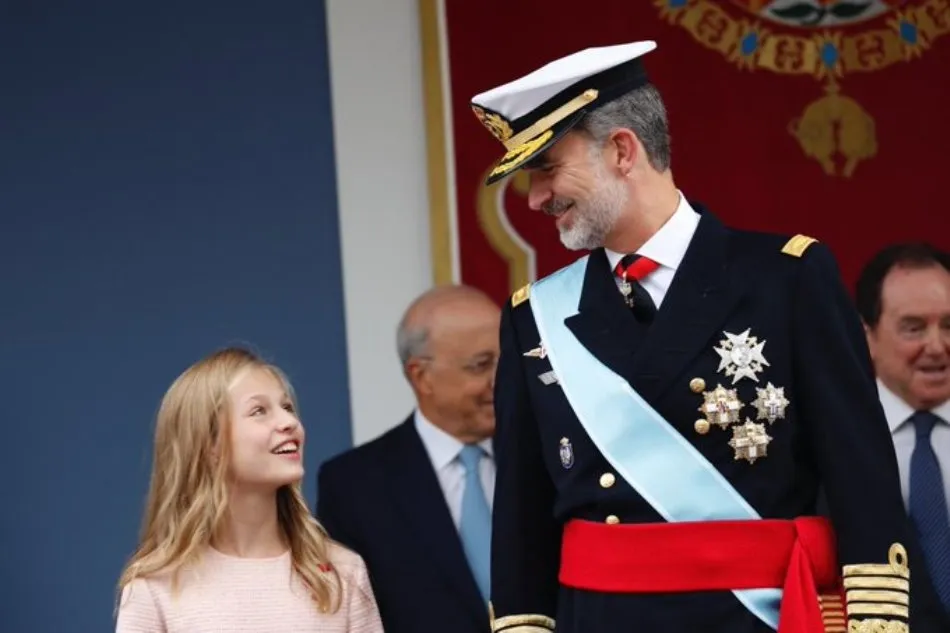 Foto 5 - Pitos para S&aacute;nchez y aplausos para los Reyes en el desfile del 12 de octubre