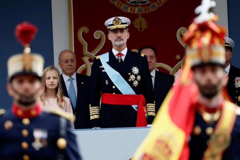 Foto 3 - Pitos para S&aacute;nchez y aplausos para los Reyes en el desfile del 12 de octubre