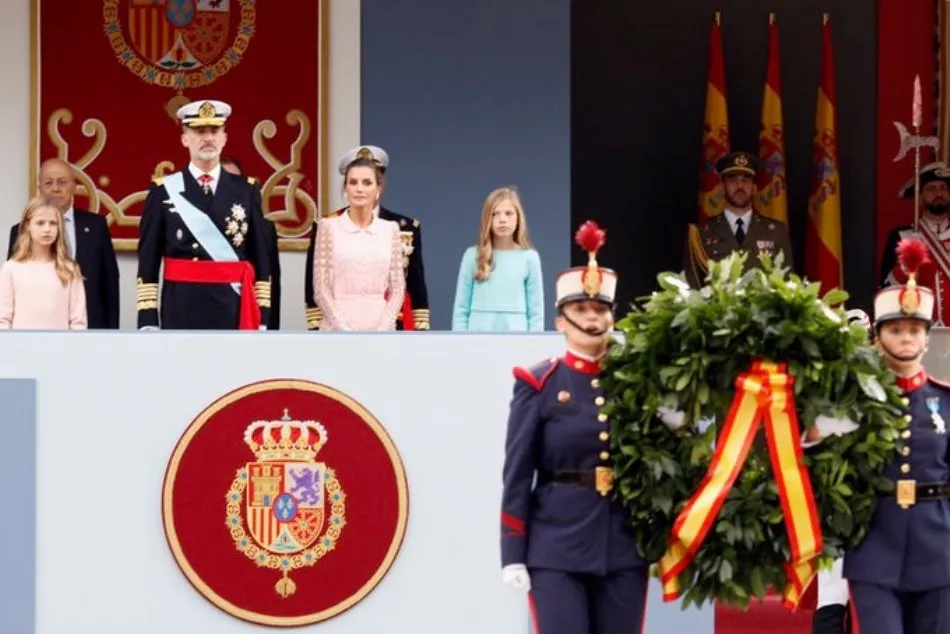 Foto 2 - Pitos para S&aacute;nchez y aplausos para los Reyes en el desfile del 12 de octubre