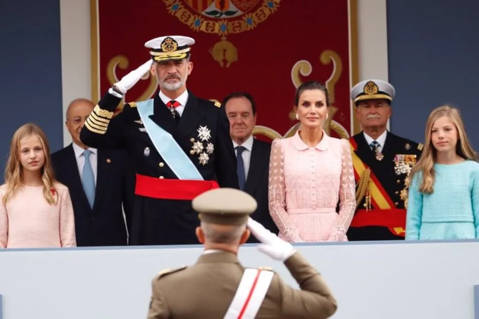 Foto 4 - Pitos para S&aacute;nchez y aplausos para los Reyes en el desfile del 12 de octubre