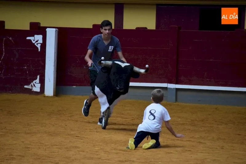 Uno de los participantes en el concurso infantil realiza un corte / Pedro Zaballos