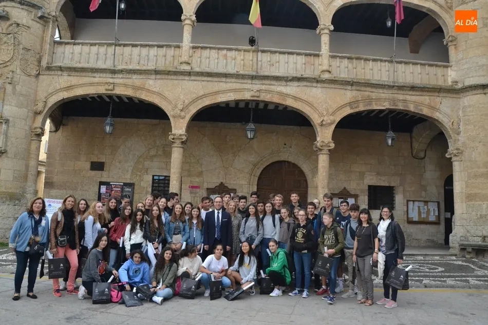 Foto 2 - Alumnos de Salamanca, Francia y Austria se acercan a la ciudad para indagar en la Guerra de la...