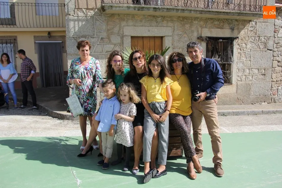 Foto 9 - Las Madrinas de Bogajo acompa&ntilde;an al Ni&ntilde;o Jes&uacute;s en la procesi&oacute;n hasta la iglesia  