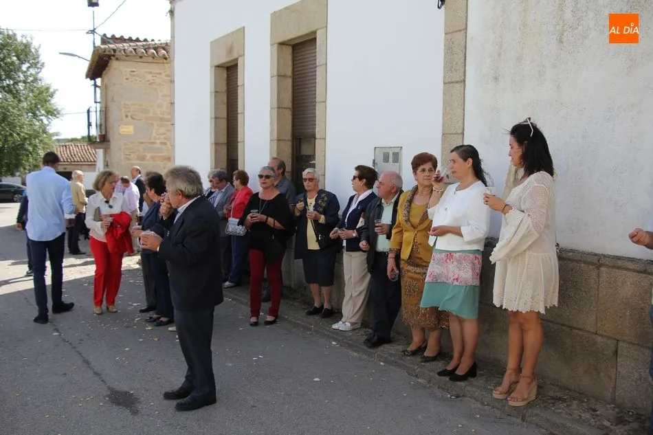 Foto 7 - Las Madrinas de Bogajo acompa&ntilde;an al Ni&ntilde;o Jes&uacute;s en la procesi&oacute;n hasta la iglesia  