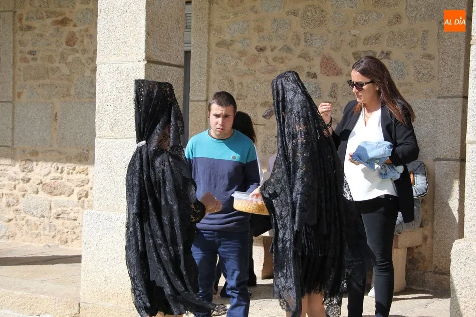 Foto 6 - Las Madrinas de Bogajo acompa&ntilde;an al Ni&ntilde;o Jes&uacute;s en la procesi&oacute;n hasta la iglesia  