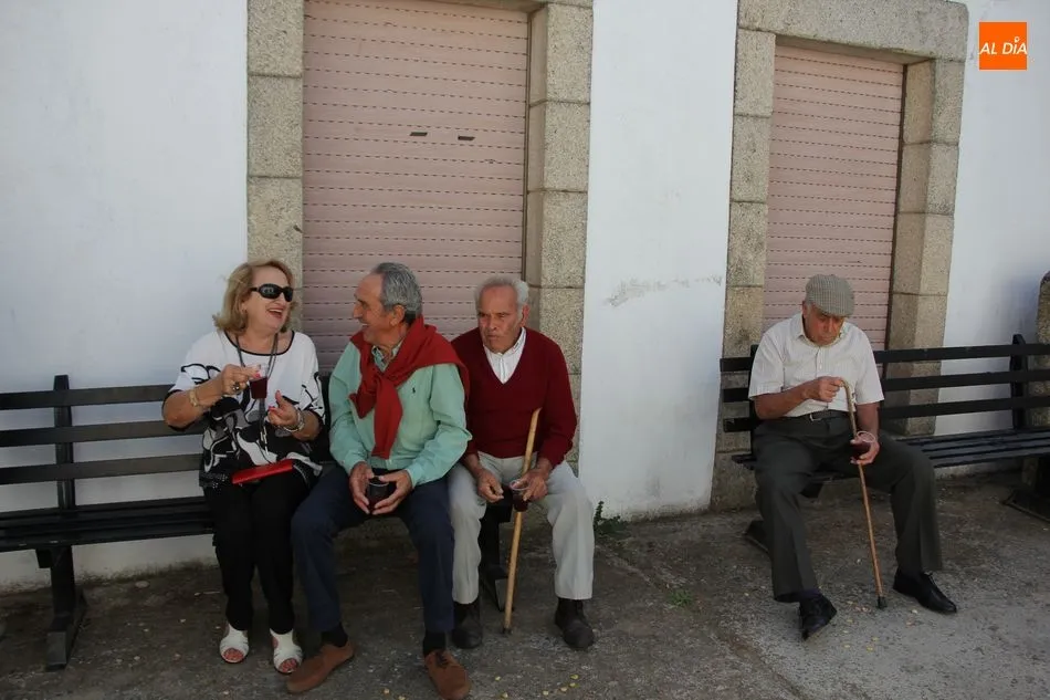 Foto 5 - Las Madrinas de Bogajo acompa&ntilde;an al Ni&ntilde;o Jes&uacute;s en la procesi&oacute;n hasta la iglesia  