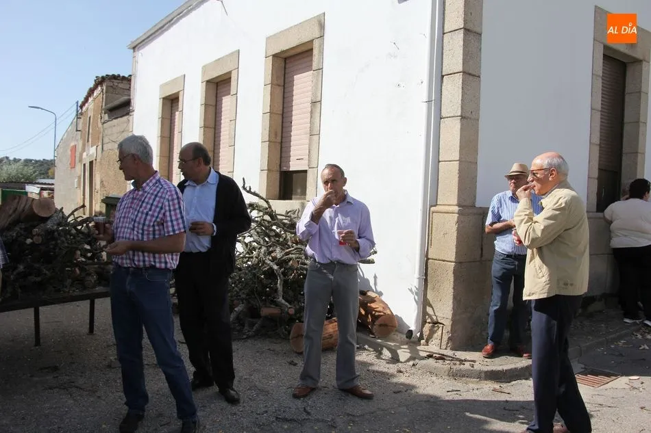 Foto 4 - Las Madrinas de Bogajo acompa&ntilde;an al Ni&ntilde;o Jes&uacute;s en la procesi&oacute;n hasta la iglesia  