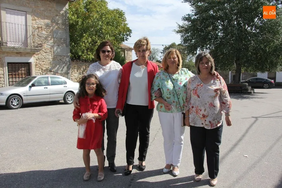 Foto 3 - Las Madrinas de Bogajo acompa&ntilde;an al Ni&ntilde;o Jes&uacute;s en la procesi&oacute;n hasta la iglesia  