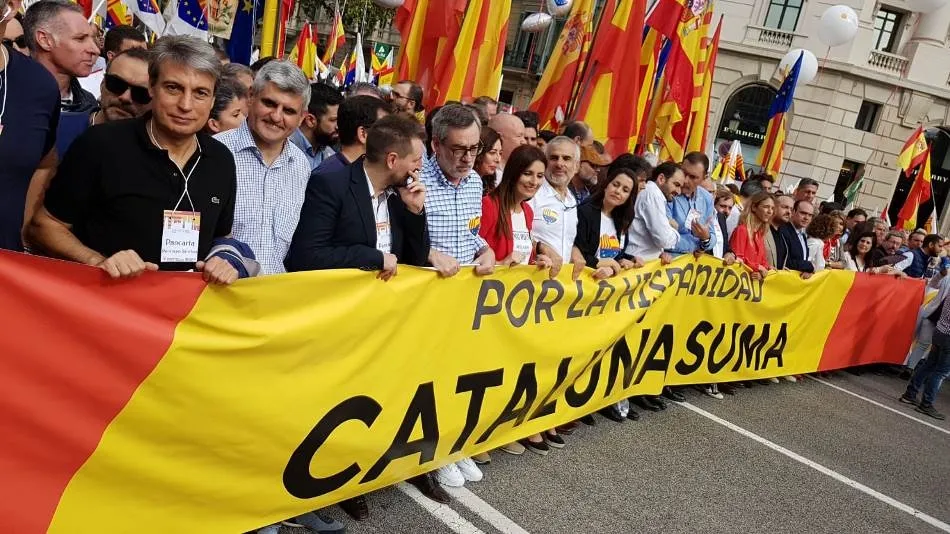 El presidente de Salvar el Archivo de Salamanca, Policarpo Sánchez, a la izquierda, en la manifestación por el Día de la Fiesta Nacional en Barcelona