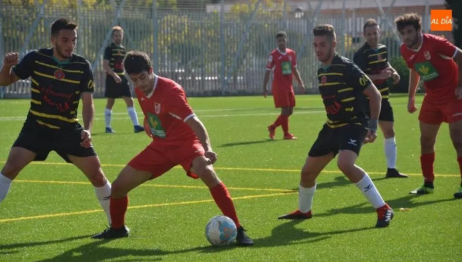 Una disputa de balón en el derbi / Lydia González