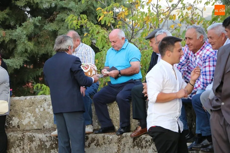 Foto 11 - Las Madrinas de Bogajo ofrendan al Ni&ntilde;o Jes&uacute;s dos roscas y dos ramos de melapios  