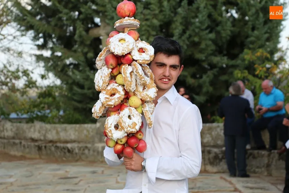 Foto 10 - Las Madrinas de Bogajo ofrendan al Ni&ntilde;o Jes&uacute;s dos roscas y dos ramos de melapios  